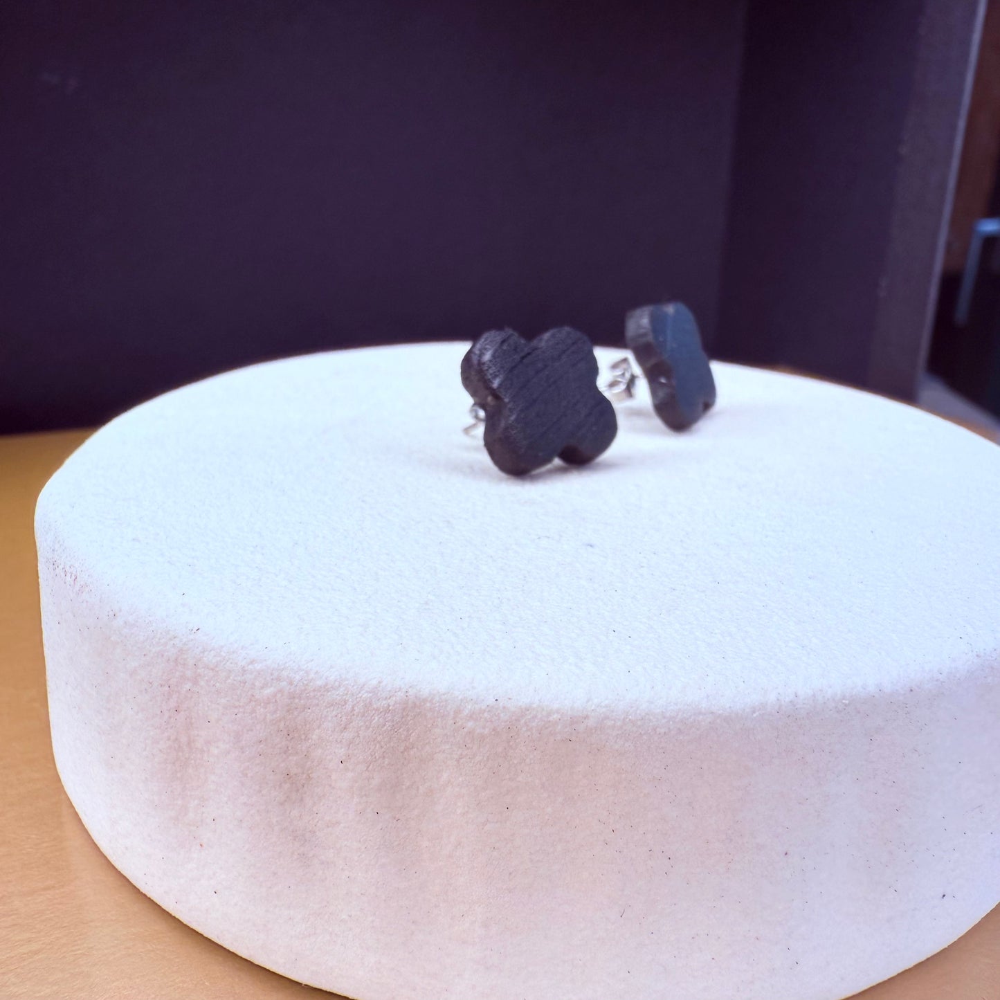 Ancient oak jewellery: Handcrafted dark wood stud earrings shaped like a clover, perfect for everyday wear.