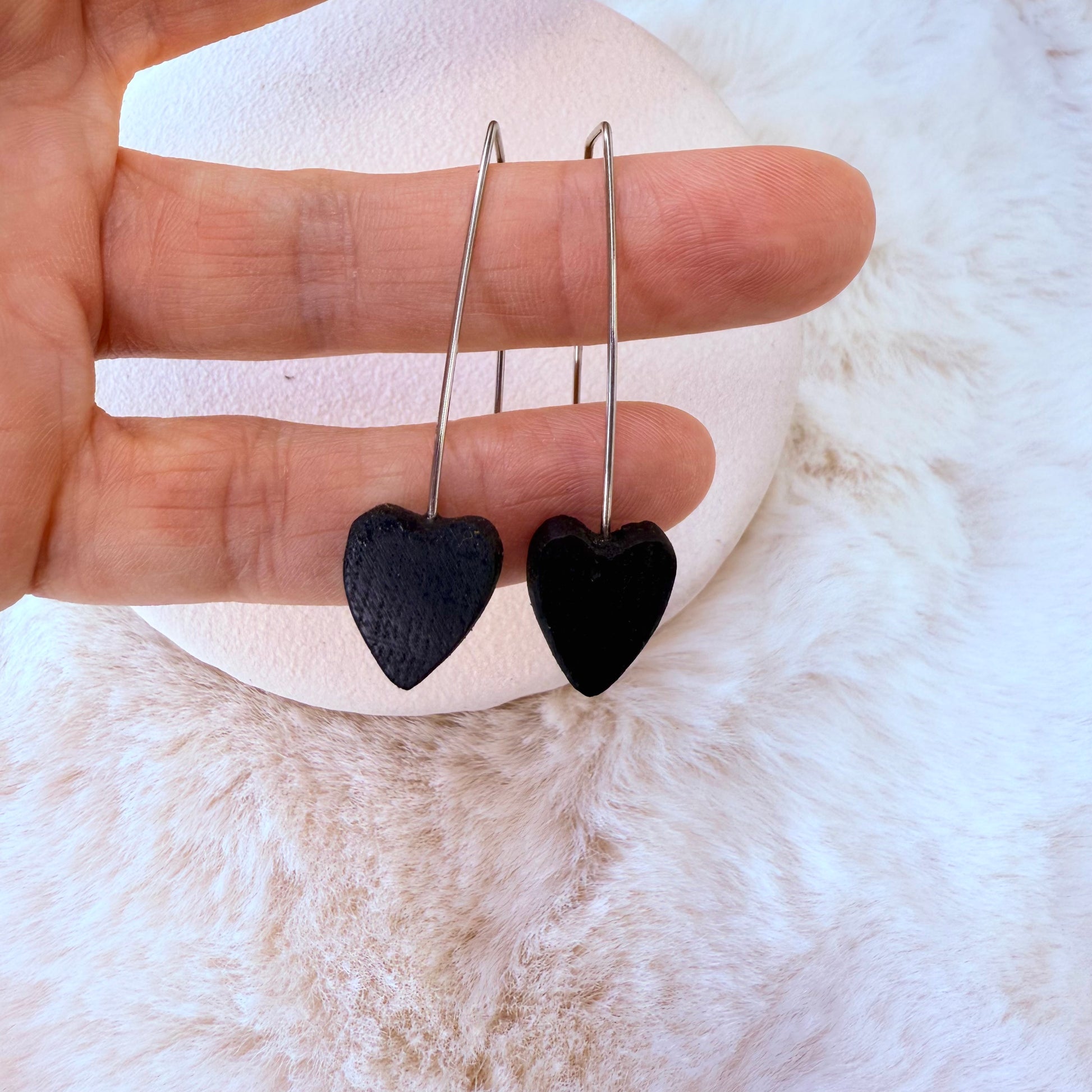 Black heart-shaped earrings 