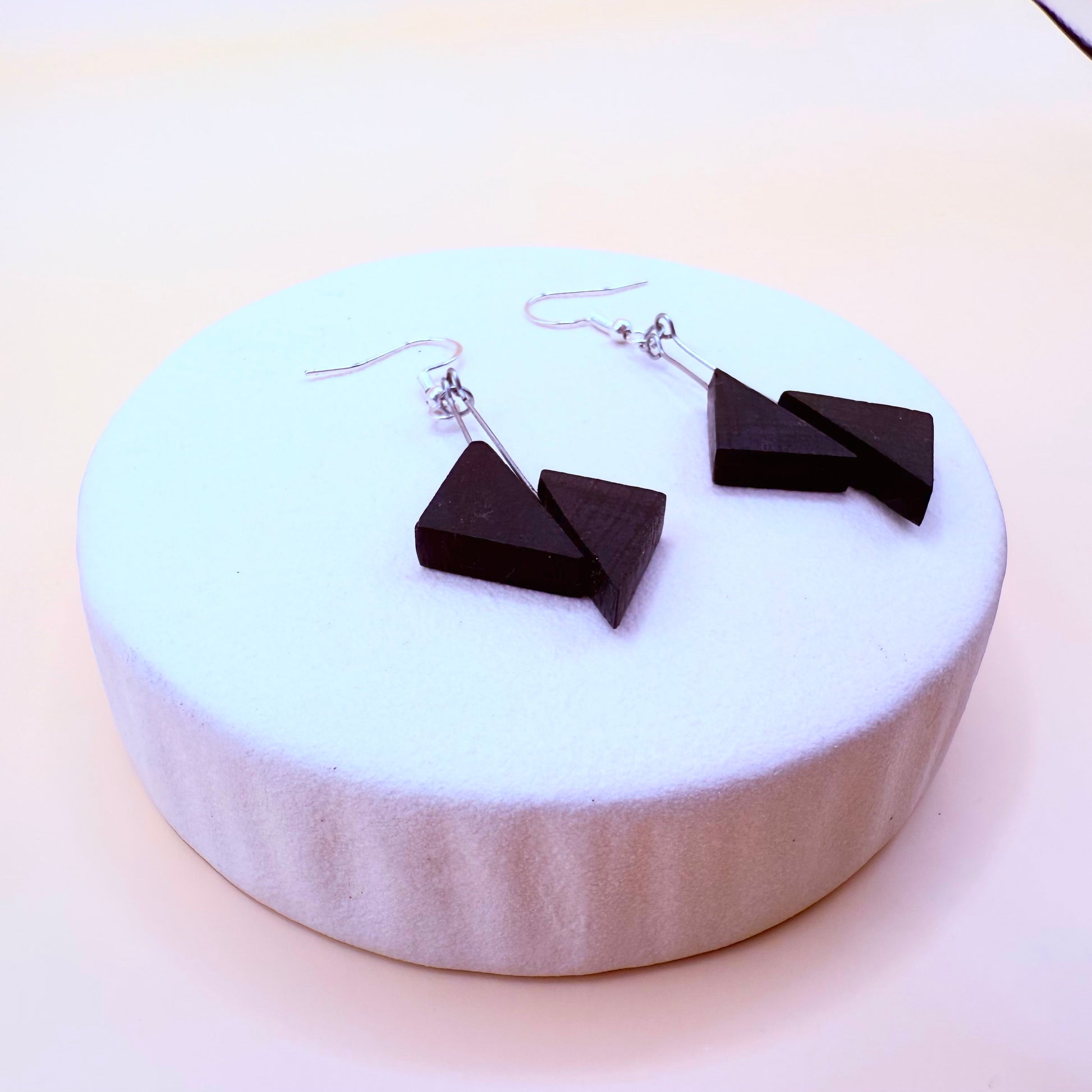 Black geometric earrings 