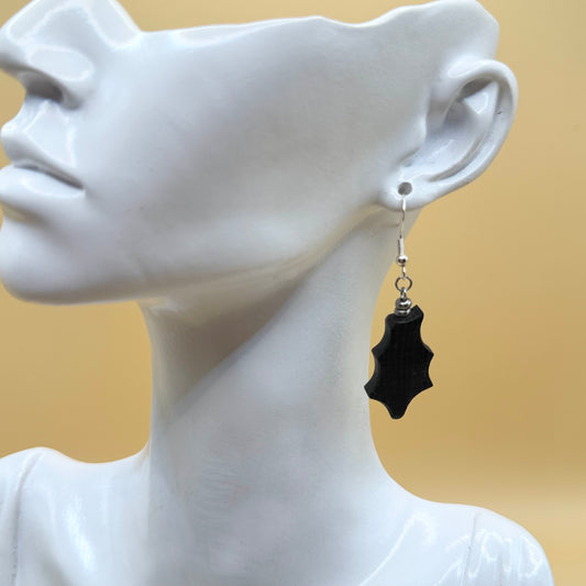 Black star-shaped earring 