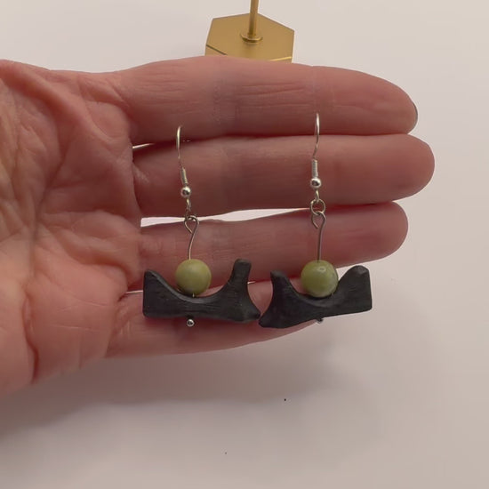 jade with black wood - earrings 